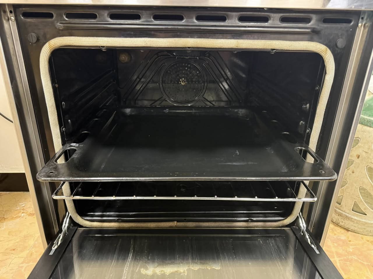 السلام عليكم 
طباخ للبيع نظيف ماركة ميلانو الإيطالي
قياس 60*60 +مروحة داخل الفرن +موقت
وصينية وسيباية عيون الطباخ كلهة شغالة مثل ماموضح بالصور
السعر 150 ألف
ملاحظة سعره الجديد بالسوك من450 إلى 500 ألف
العنوان بغداد الصليخ
للاستفسار واتس اب 
***********
