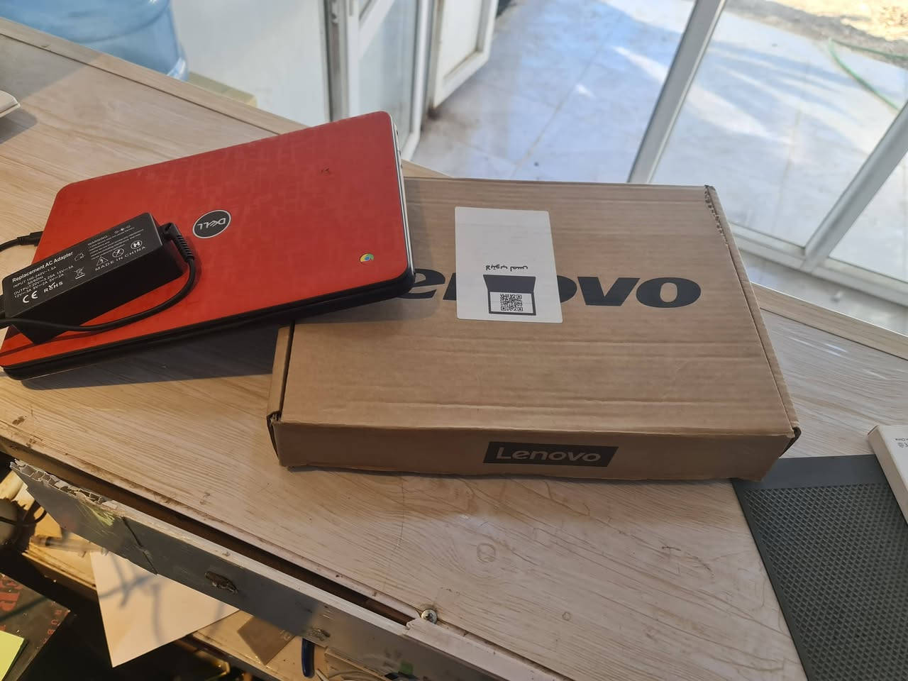 مكتب الفرات فون 
لابتوب dell نضام كروم بوك سهل الاستخادم 
شاشة لمس 
شاحن 65w
يجي مع الكارتون والشاحن
السعر 55 

***********
