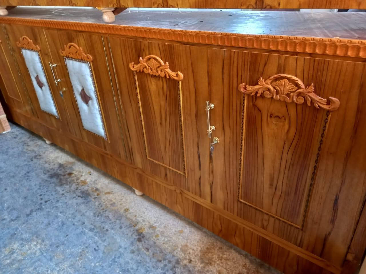 سلام عليكم معرض محمد طيب يرحب بكم 
يوجد مناميات من المتر الي 3امتار ونص الرتفاع الي اتريدو موجود.. العنوان باب جديد قرب نادي الفتوة 
التواصل ***********
