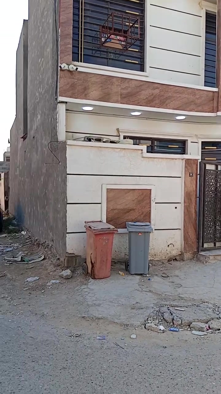 سلام وعليكم مرخصت مدير الكروب بيت قاطين للبيع ركن المساحه 130 متر 8في 16 وربع يحتوي استقبال ومطبخ  وصاله وغرف عدد 2 وصحيات خارج وداخل العوان  البني روما قرب جامع الفرقان الاتصال ***********
