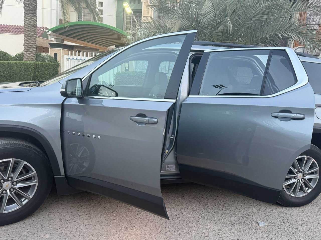 للبيع ترافرس 
2023 LT
بصمه اربع أبواب
جنطة كهرباء 
تبريد 3 قطع 
شاشة قاصة  حجم كبير 
7 راكب سياحي 
نظام مانع تصادم 
نظام تحديد المسار 
سايد بريك كهرباء 
كشنات جلد اسود 
داخل اسود 
كشنات الصدر كهرباء 
تدفئة كشنات الصدر 
تدفئة ستيرن 
6 سلندر 3600ماشي 30الف
ضرر السياره  موضح بالصور 
السيارة كاملة من 
كل النواحي بدون اعطال 
مكان السيارة بغداد
السعر265💵وبيها مجال بسيط  رقم ***********
