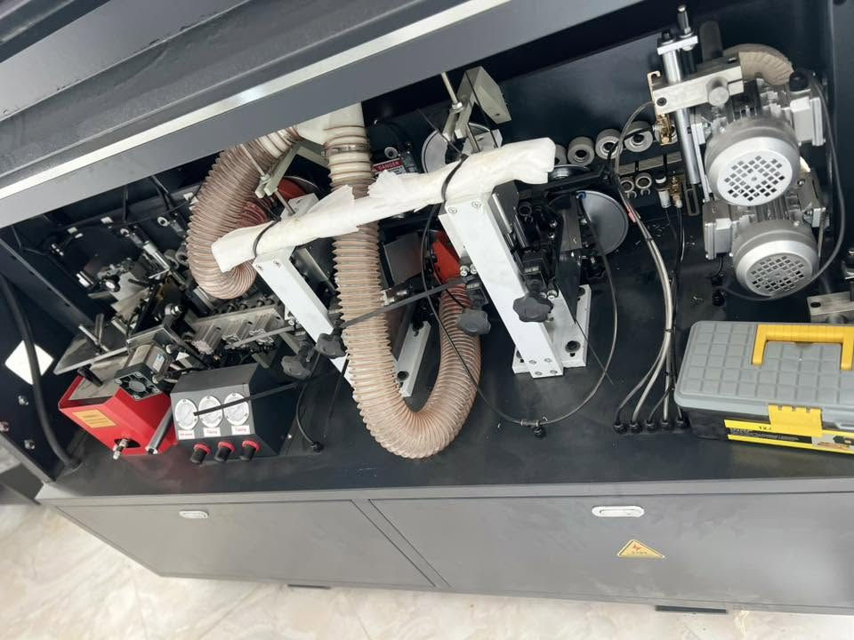 بلاكوز دو شون الماكينة تحتوي على 4 عمليات هي:
 • Encollage (وضع الغراء)
 • Affleurage (تشذيب الحواف)
 • Raclage (إزالة بقايا الغراء والزائد من الحافة)
 • Polissage (التلميع)

Plaqueuse de chant 4 opérations : encollage, affleurage, raclage et polissage.

0549397754


**إذا كنت صاحب هذا الإعلان وتريد حذفه لأي سبب، رجاءا أرسل رسالة إلى الدعم الفني**