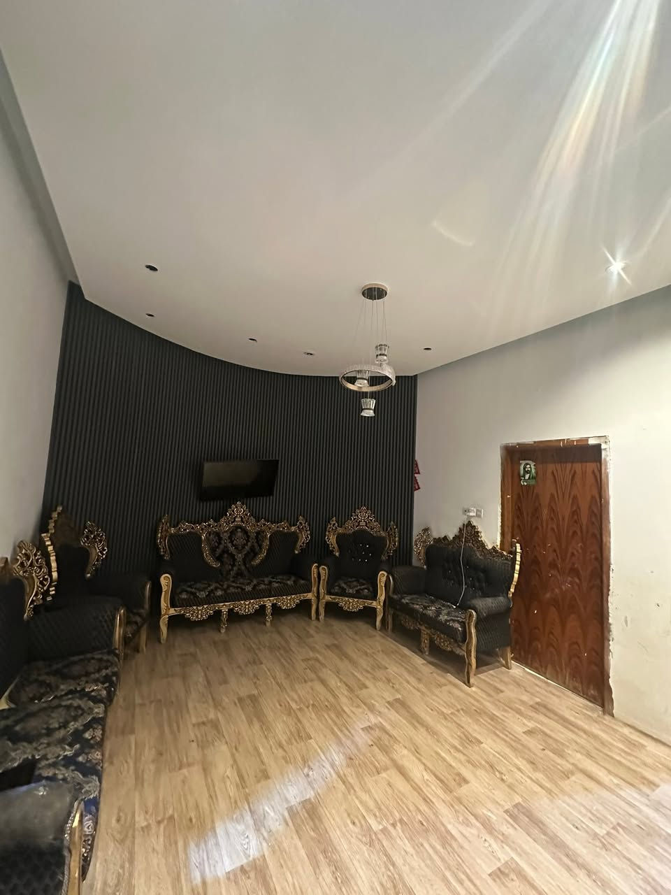 للبيع بيت البصرة بهادريه قرب سايدين
مساحه200متر طابو عراقي ملك صرف
وبسعر125مليون ***********📞
