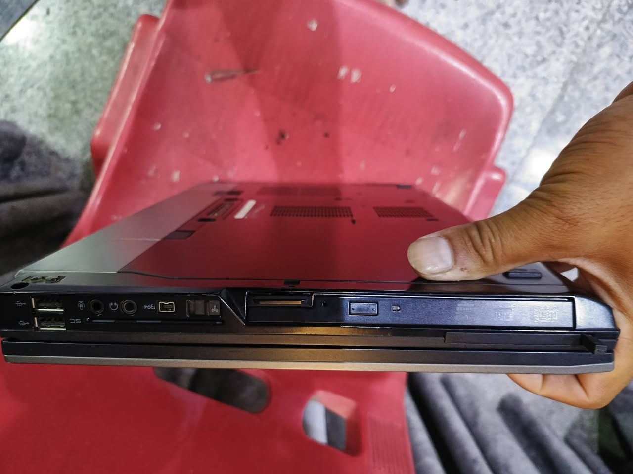 سلام عليكم 
للبيع لابتوب دل نظافة كدامكم 
سعرة 90 الف 
للاستفسار ***********
مكاني بغداد حي عامل 
يود توصيل ميع المحافظات
