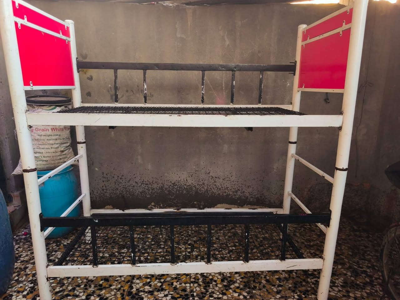 جربايات طابقين زوجين متوفرات سعر الزوج 75 يعني اربعتهن ب 150 و بيهن مجال محتاجات صيانه بالحديد الجوه محتاجه لحيم بسيط كلش مكان البصرة كرمة علي للتواصل واتساب ***********

