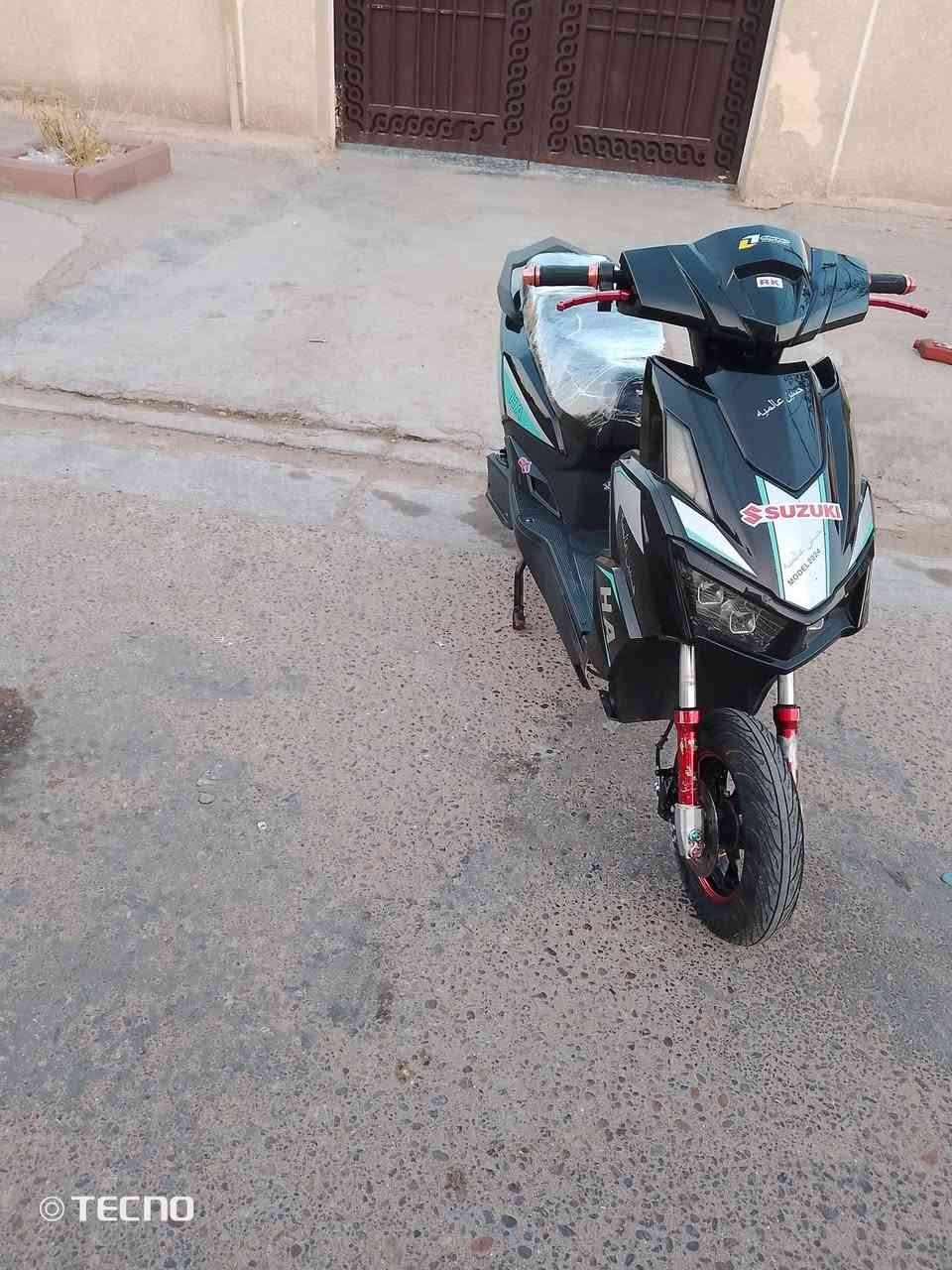 السلام عليكم دراجة شحن للبيع 
النوعيه سكنس رياضي 
موديل 26 
6 بطاريات الاكبار جدد 
ملف رياضي 2000 واط 
نضام Rرجوع للخلف 
نضام B 
نضام مثبت سرعه 
تشغيل عن بعد 
انذار ضد السرقه 
قفل استيرن 
لايت عالي وناصي 
اشاير يمنه ويسرى 
دبل اشارة 
هورن 
حساسات بريك 
جوزة تفصل الناريه 
تايرات 2 جدد 
سويج + بصمه 
مكاني بغداد البلديات 
السعر 490 و بيها مجال بسيط 
الاستفسار الرقم ***********
