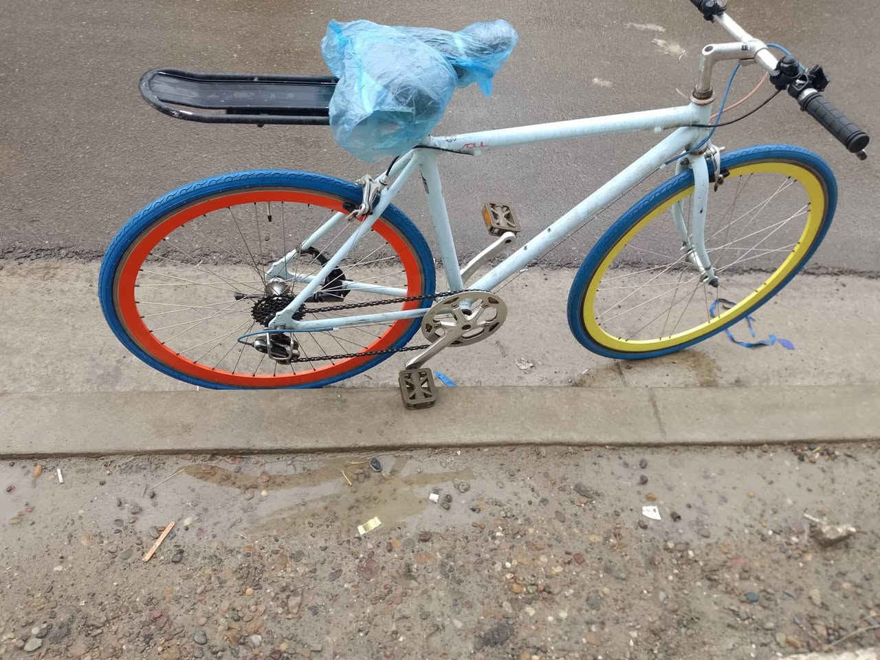 سلام عليكم بايسكل سي 700المنيوم، حجم28نضيف وكامل كير7نمر شيمانو وياله الامامي نجمه والخلفي عادي مابيهن عواج مكاني بغداد حي الجهاد استفسار***********
