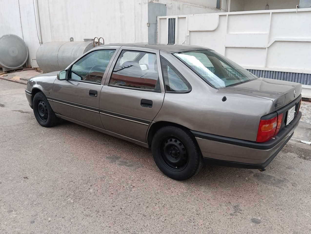 اوبل فيكترا صندوق موديل  1991محرك16 استيرن باور صبغ عام جمالية مشروع وبطاقة بانزين السعر 38 وبيها مجال بسيط للاتصال ***********
