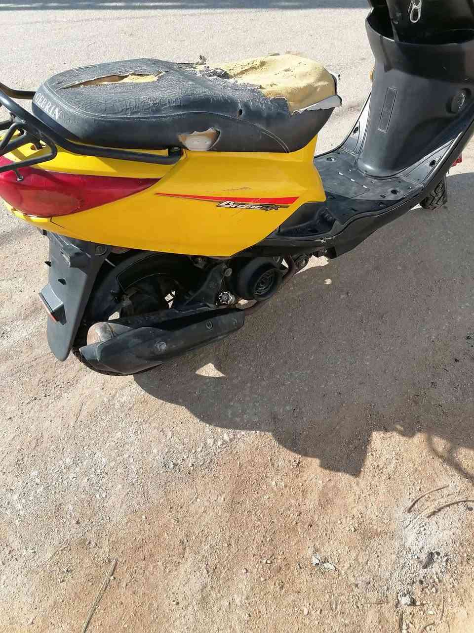 السلام عليكم دراجة بريز صيني دراجه محرك مال ماكس مامفتوح كهربائيات كلها شغاله فقط الكلوب الامامي والسلف مابيه كابريتر جديده شوته وفلتر جديده دراجة نضيفه وولعلم الدراجه محركها يريد تجفيت فقط محركها نشط شرط شلعه ومعدل السعر250الف وبيه مجال للاتصال  ***********او ماسنجر مفتوح المكان الدوانيه
