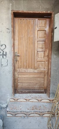 ابواب للبيع ٤ خشب صاج و ٢ المنيوم سعر الابواب الخشب ٣ منهن ب ٣٠ الف  و...