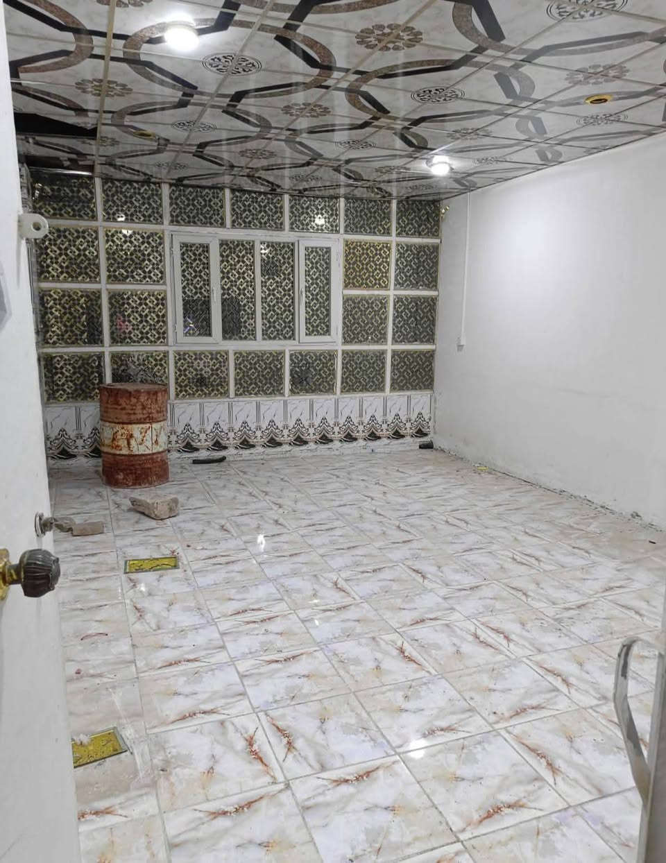 شقة تجارية للايجار الموقع حي ميسان شارع الشريط مقابل مدرسة السبطين الأهلية الابتدائية تصلح مكتب محاماة وعيادة طبية أو صالون تجميل أو قاعة حديد أو معهد للتدريس للاستفسار الاتصال على الرقم التالي ***********

