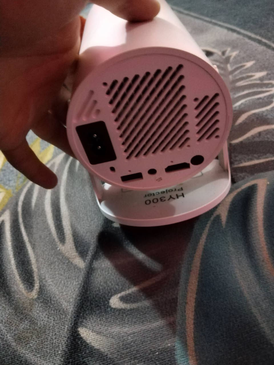 للبيع بروجكتر HY300 (داتا شو)
نظام أندرويد مدمج بيهه يوتيوب و نتفلكس 
دقة عرض HD (‎1280×720‎)
يدعم تشغيل فيديو 1080p و 4K
واي فاي + بلوتوث
حجم عرض من 40 إلى 130 إنج
منافذ: HDMI / USB / AUX
سماعة داخلية مدمجة
كامل ملحقات كارتون وجهاز تحكم 
مناسب للأفلام، اليوتيوب، والعروض التقديمية بالبيت

السعر 50 الف وبيهه مجال
مكاني بغداد
رقمي ***********
