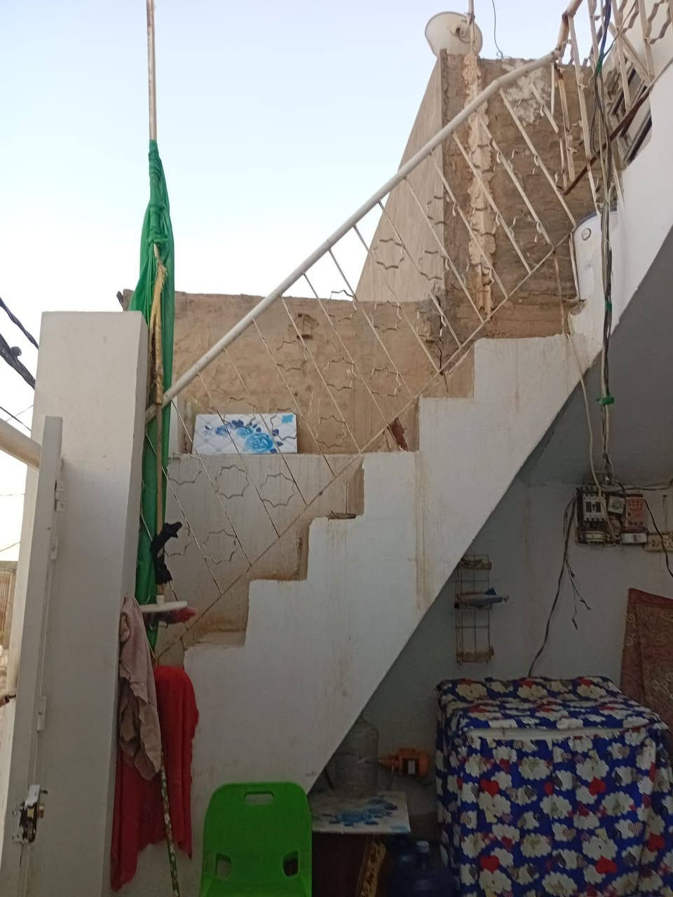 بيت للبيع  بل نجف بل مطار القديم طابقين  مساحه  120 ب سعر 32 لتواصل عل رقم او الحساب ***********
