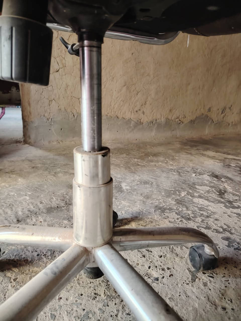 السلام عليكم عندي هاذا الكرسي مال مكتب للبيع ***********
