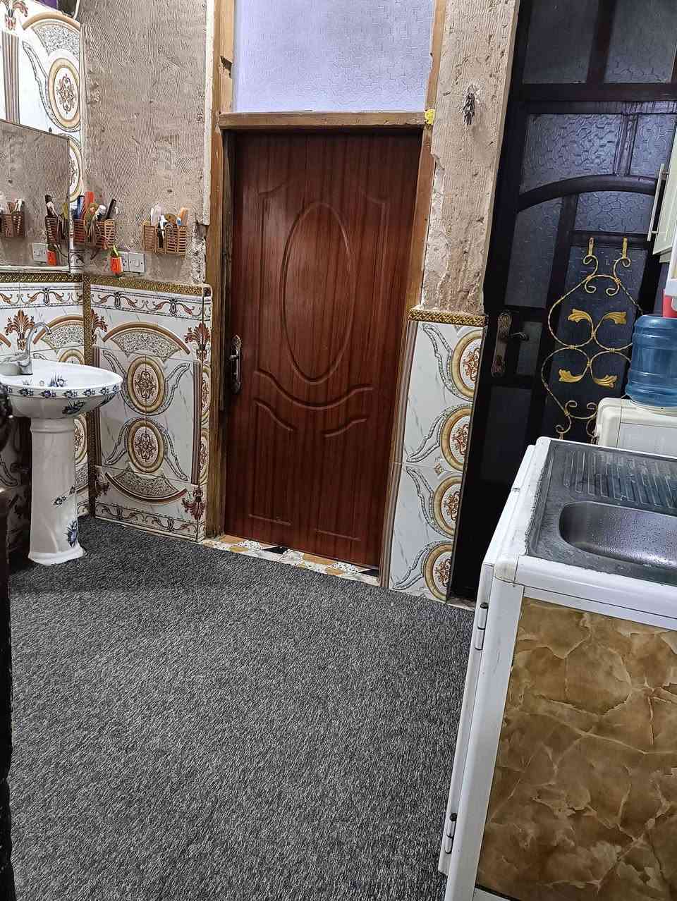 سلام عليكم الاخوة الاعزاء بيت للبيع منطقه الزعفرانيه طابو ملك صرف مساحه ٦٥ متر طابق واحد استقبال و غرفه و حولي و طابق ثاني يحتوي على سطحين الموقع يبعد عن شارع البطل ٨٠٠ متر و عن شارع الزوراء ٧٠٠ متر للاستفسار الاتصال ***********
