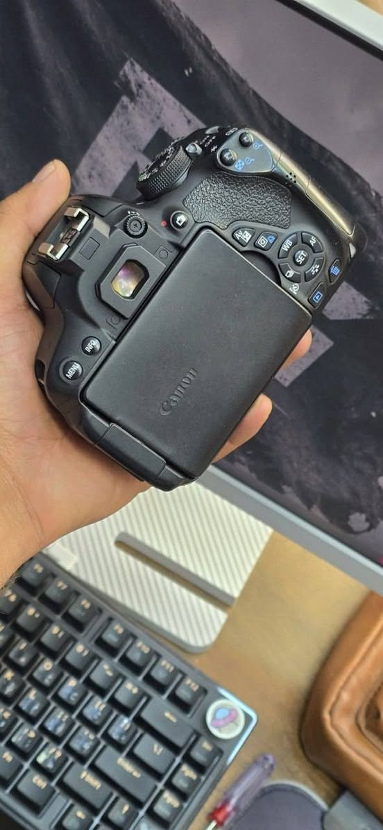 كانون 700d +عدسه 18-55
كاميرا نضيفه وتخبل شتره 15k
دقه 18 ميكابكسل 
شاشه لمس قلاب وايفاي وبلوتوث 
ملحقات جنطه وشاحن وبطارية وحزام كتف 
واتساب ***********
السعر 350الف
