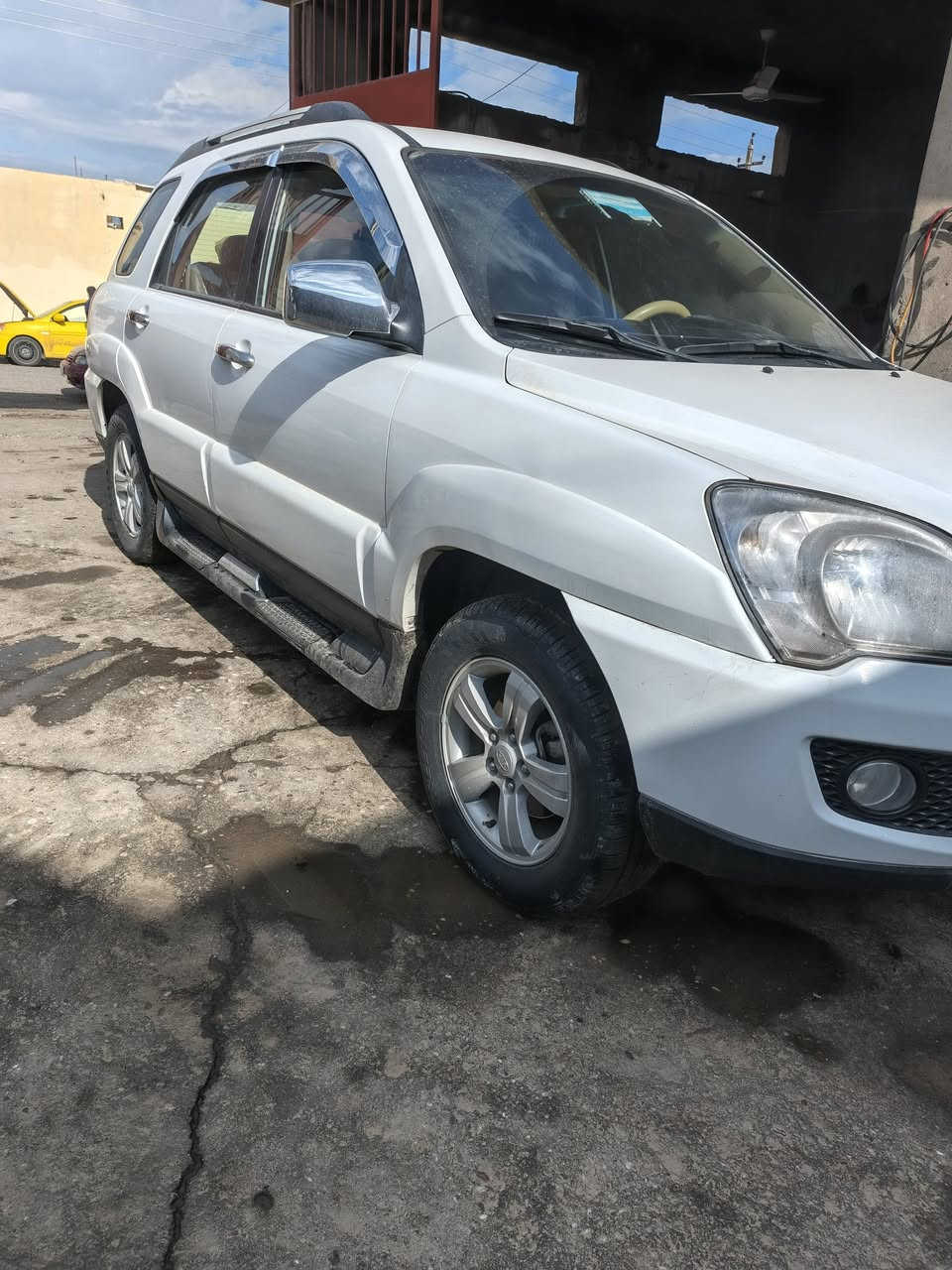 سبورتج 2010 داخل لونين فول سلايات حساسات كامرا طخم تاير جديد سيارة جديدة بيها ملاحظات بصيطه رقم اربيل السيارة بسمي سنويه جديدة هزة جديدة السعر 120،،، ***********/////***********
