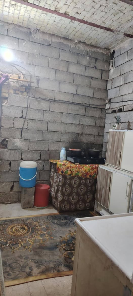 سلام عليكم بيت للبيع طابو زراعي 130متر بيت جاهز للسكن حي الكرار قرب شارع 30السايدين بلفرع غرفه وصاله ومطبخ وستقبال خدمات مي كهرباء مجاري جاهز مكلف بلنشر *********** سعر 30بي مجال قليل
