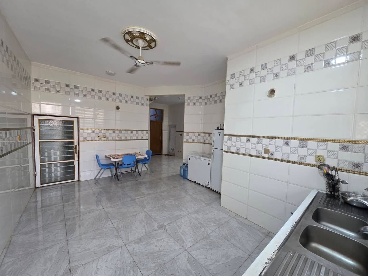 دار سكن المساحه ٢٠٠متر
العنوان حي الحكيم شارع الوائليه 
يتكون الدار من غرفتين نوم +استقبال+صاله+مطبخ
صحيات داخليه +خارجيه 
السعر64  قابل للتفاوض
للأستفسار
***********
