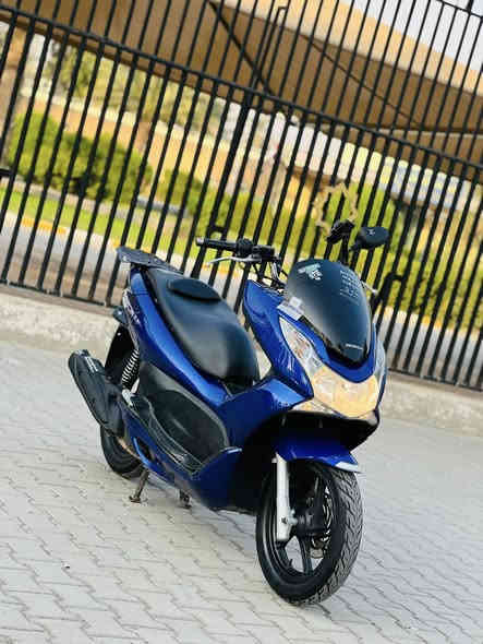 السلام عليكم دراجه بي سي اكس ياباني جيل اول مكينه  150دراجه كله شغاله حساسات مال ستان شغال وحساس الازدحام هم شغال شلعه معدل فول مكينه برغي ممفتوح بيه مكفوله كفاله عامه مال جناي زوج تايرات ياباني شديتهن جدد 
كهربائيات كله شغاله مكفوله اوراقه بسمي كامله. ماشيه 15 بعده زيرو السعر ميلون. و350  وبيه مجال العنوان بغداد الكراخ  الهاتف *********** اتصل وبيك خير ودلل
