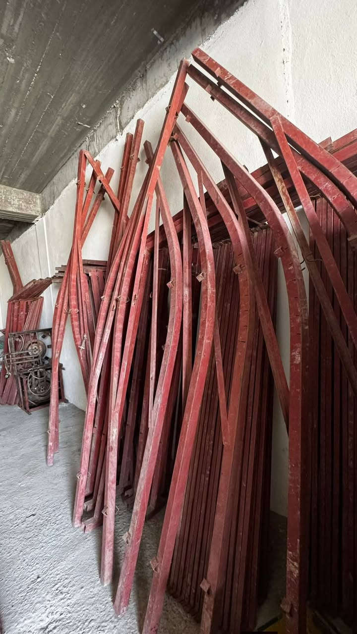 السلام عليكم ..للبيع چادر مناسبات عدد اثنين  وجديد مع الحديد كامل مع كراسي عدد٢٥٠ كرسي وطبلة عدد ٢٣٠ .قدر مشكل كبير ووسط عدد ١١ ..وصياني عدد ٣٠٠ وطباخ كبير وصغير عدد ١٢ ومغسل واحد  ..للتواصل  ***********
