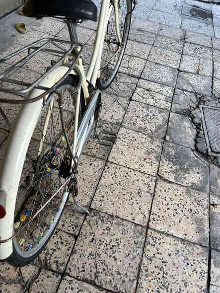 السلام عليكم بايسكل للبيع حجم 26 بناتي نضيف العنوان بغداد البياع الشرطة الخامسة *********** السعر 65وبيه مجال
