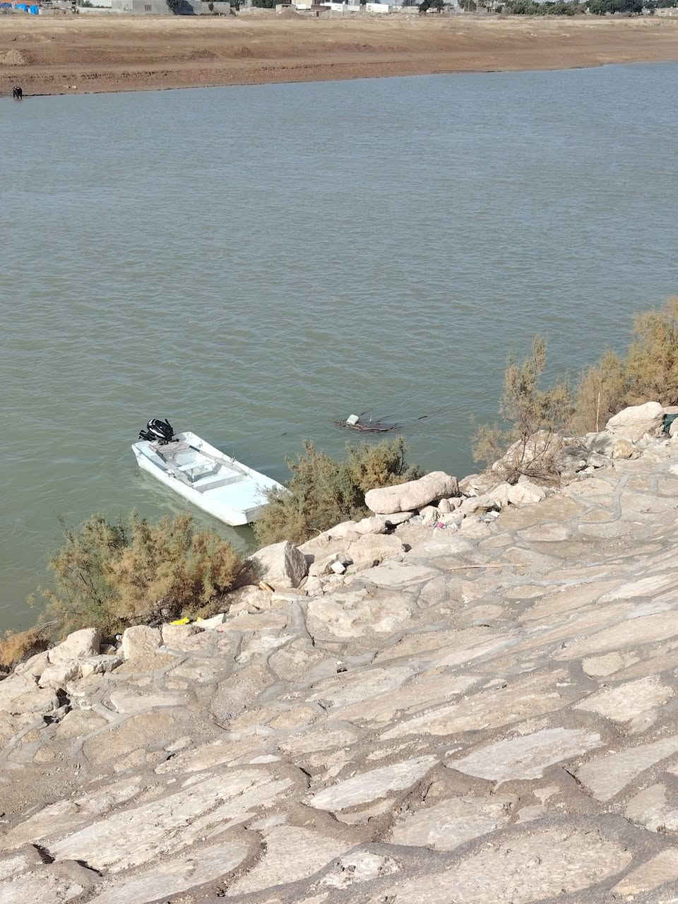 سلام عليكم زورق للبيع معه المكينه  فايبر كلاس الطول 4متر مكينه 15بيرسن مجفت جديد السعر مليون وميه وبيه مجال العنوان كوت شيخ التصال ***********
