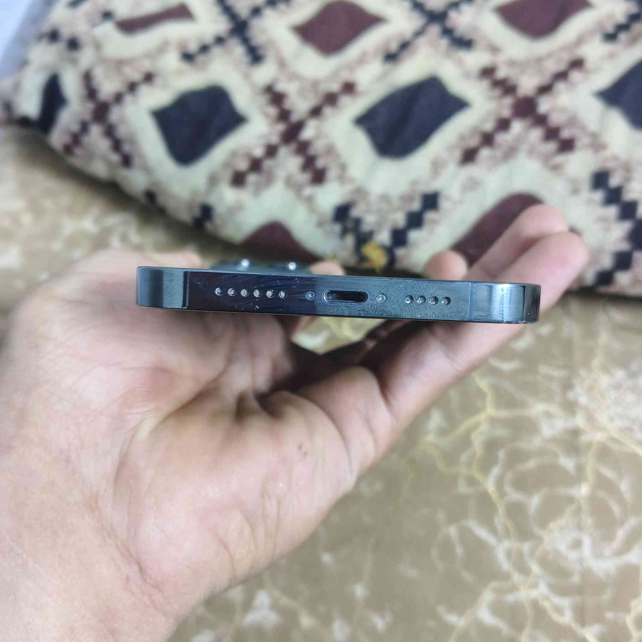 بغداد الشعب سعرة 550 بي مال بسيط
ايفون 13 برو ماكس 
ذاكرة 256
كلة اصلي ما مبدل بي شي 
فقط هاي الضربة بل شاشة وما مأثرة ابد اذا مأثرة احذة بلاش 
بطارية 82🔋 
***********
