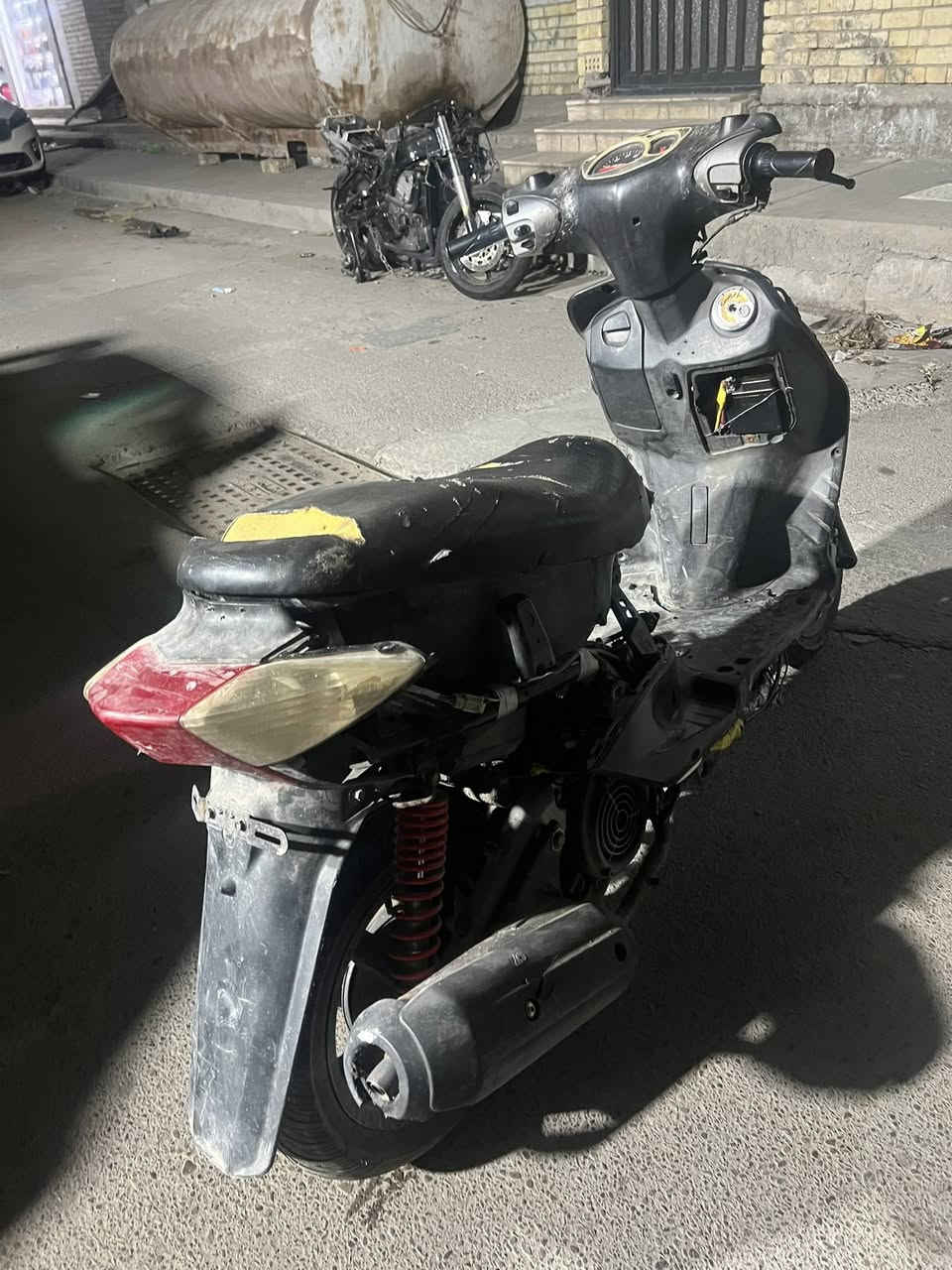 سلام عليكم سكنس نثيه  للبيع كوم حديد طفت خلصت بانزين وكامت ما تشتغل. *********** فقط واتساب 
 175
