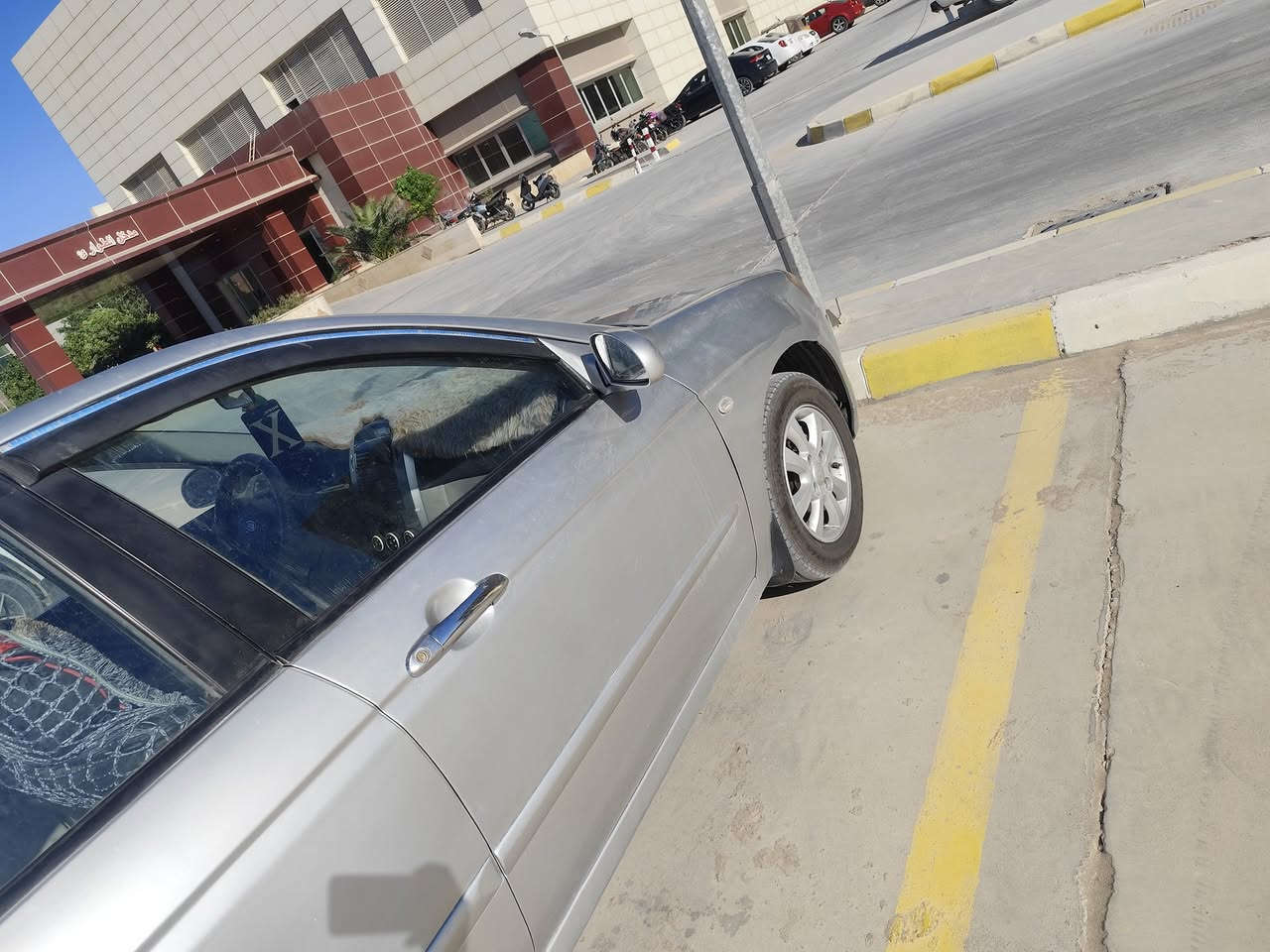 السلام عليكم
سيراتو 2009 خليجي
محرك 1600 
ضربتها باب السايق مبدل والباب الخلفي بي معجون اقل الربع 
مصبوغه جماليه جانت جارده عندي صورها قبل لتنصبغ
كير حداديه جاهزه
مكان كربلاء السعر 77
***********
