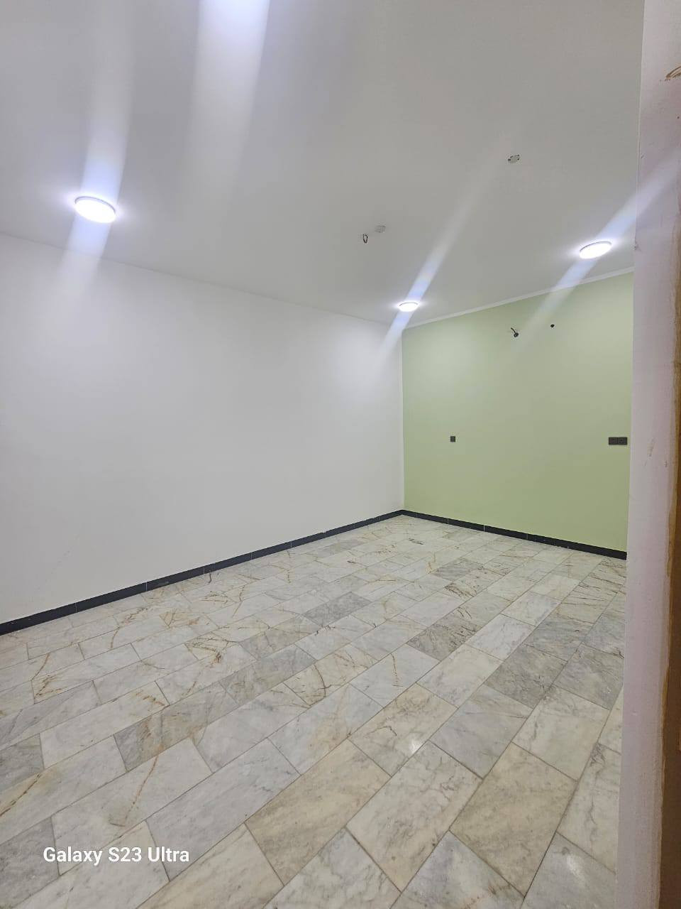 بيت طابو صرف مجمع القضاة السكني 
تقاطع المنصورية طريق المطار كل الخدمات
متوفر تبليط تحويل بالتسجيل العقاري بأسم المشتري 
طابق واحد البناء حديث 
ديوانية وغرف نوم عدد ٢ وصالة ومطبخ وصحيات داخلية وخارجية ومناور وكراج 
المساحة ٢٠٠م
السعر ٣٣٥ مليون
للمزيد من المعلومات والتواصل 
على صفحة الفيس بوك ( الأمير للعقار )
استقبال الطلبات والعروض العقارية مراسلة الصفحة أو 
واتساب ابو محمد ***********
أو زيارة المكتب المنصورية الشارع الرئيسي 
محلات جامع الامام علي ( علية السلام )
مقابل مجسر المنصورية الجديد
