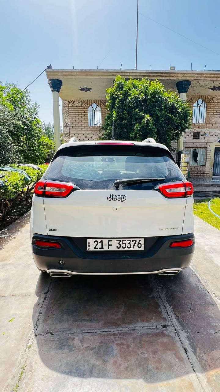 🚗 للبيع
جيب شيروكي 2017

Jeep Cherokee 2017

 🌍 ديالى 
•   🛣️  المسافة المقطوعة    -   73  الف كلم 
-------------------------------------------------
✅ المواصفات  :
🔸 الموديل: 2017
🔸 المسافة: ماشية 73,000 كم
🔸 الضرر: باب جنطه 
🔸 المحرك: 6 سلندر سعة 3600 – اقتصادي
🔸 الويل: قياس 16 إنج
▪️ تشغيل بصمه 
▪️ شاشة كبيرة
▪️ بلوتوث + AUX + USB
▪️ كراسي جلد مريحة
▪️ نظام دفع أمامي أو رباعي (حسب المواصفات)
▪️ كاميرا خلفية
▪️ تحكم من الستيرن
▪️ مثبت سرعة
▪️ نظام مانع انزلاق + ABS
▪️ إضاءة LED
▪️ تبريد وتدفئة أمامي
▪️السعر (135)وبيها مجال حك الجيه الاستفسار ***********
