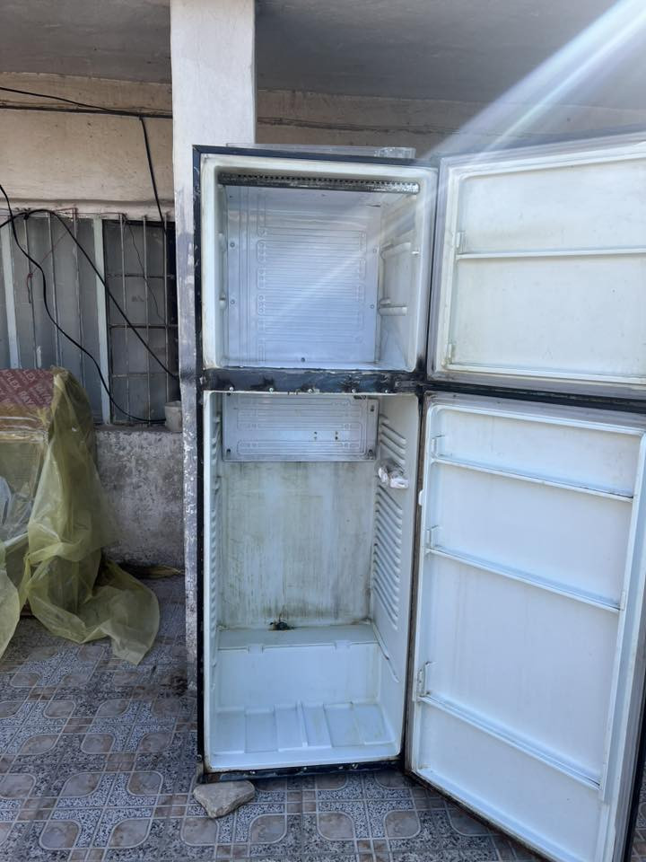 ثلاجه سعر ٣٠٠وبيها مجال العنوان بابل الغليس قرب حسينية المصطفى الرقم:***********
