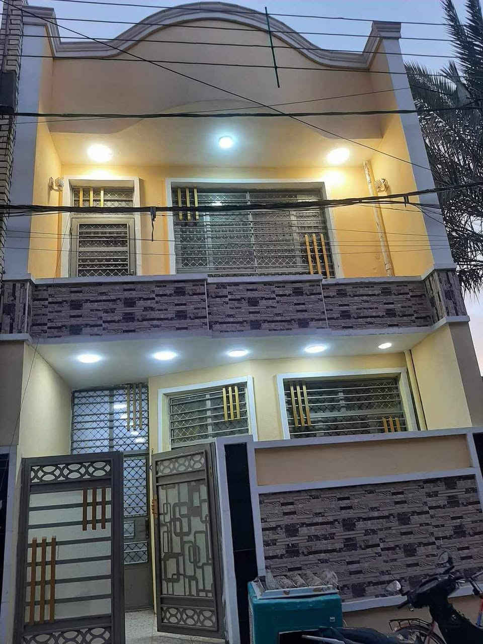 السلام عليكم تعلن شركة الجبوري للعقار والمقاولات العامه عن بيع دار ملك صرف زراعي سند 25 في منطقة الاسبع ابكار قرب منتزه الهبي دي خلف صيدلية نوال بناء حديث درجه أولى كامل الاخدمات
1 المساحة 100 متررر 
2 الواجه 5 مترررر و70 سانتيم 
3 النزال 19 متررررر
4 عرض الفرع 6 مترررر 
5 السعر 220 مليون 
يتكون من طابقين وستاره وبيتونه 
عنوان الشركة الكريعات الكويتي شارع حسينية ابي تراب قرب فلكة القرغولي استفسار اتصال على الارقام التاليه 
*********** أبو صكر الجبوري 
***********
