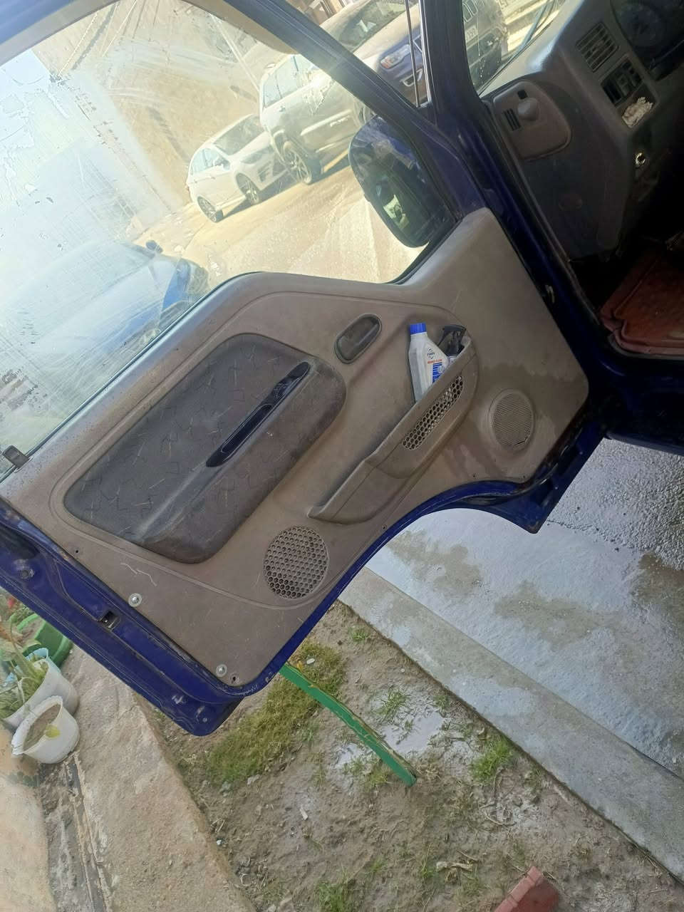 كيه ام عيون 2001 سياره بلاديه بدون ضربه رقم نكليزي بسمي ممتواجد عله لخاص مجفته جديد مابيهه اي نقص  المكان الطوبجي قرب ساحت عدن  الرقم***********
