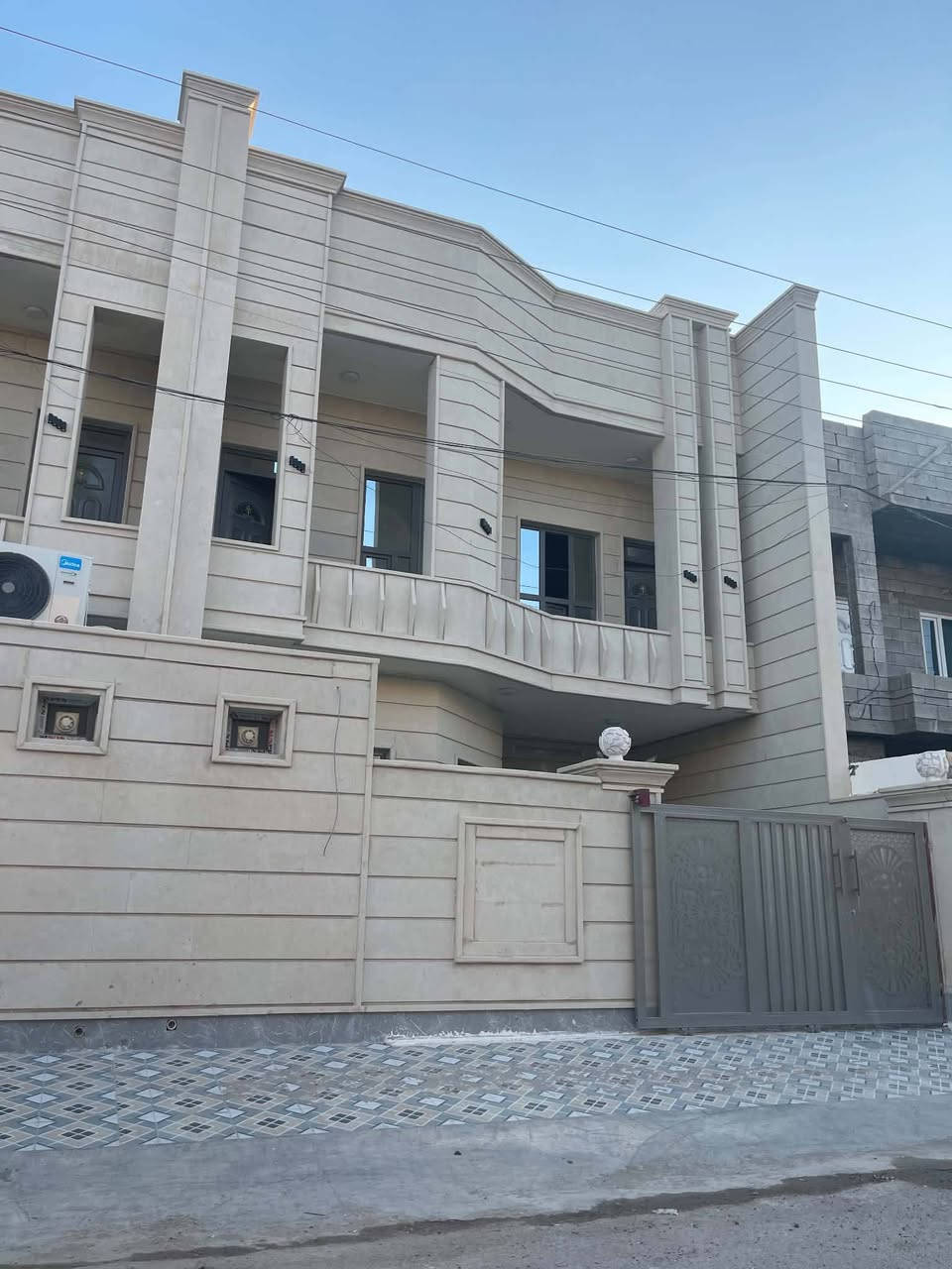 للإيجار 
للإيجار 
دار للإيجار في تكريت الحي العصري خلف الجوازات سابقأ بناء حديث صفر غير مستخدم طارقين 4 غرف نوم استقبال موزع مطبخ خار بارد مخزن كراج 3 مجاميع صحيه حزام سيراميك وحسب ما مبين بالصور المرفقة بدل الايجار 550 الف

للإستفسار اكثر الاتصال بالارقام التالية 
***********
***********

مكتب ابراج تكريت للعقار تكريت القادسية شارع المستشفى مقابل مكتب الاخوين للعقار تكريت
