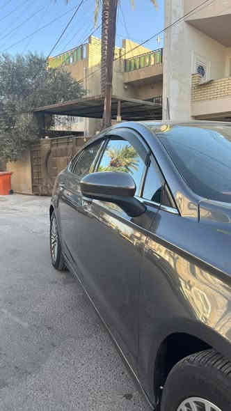 السلام عليكم فورد فيوجن للبيع 
موديل ١٧ 
ماشيه ٧٤ مايل 
كلين تايتل بس صارت بيها ضربه ببغداد بالباب الخلفي عكس السايق موضحة بالصور 
السعر ١٣٥ وبيها مجال بسيط 
محرك ٢٥٠٠
للتواصل و الاستفسار ‭٠٧٧١ ٠٥٠ ٠٤٧١‬
