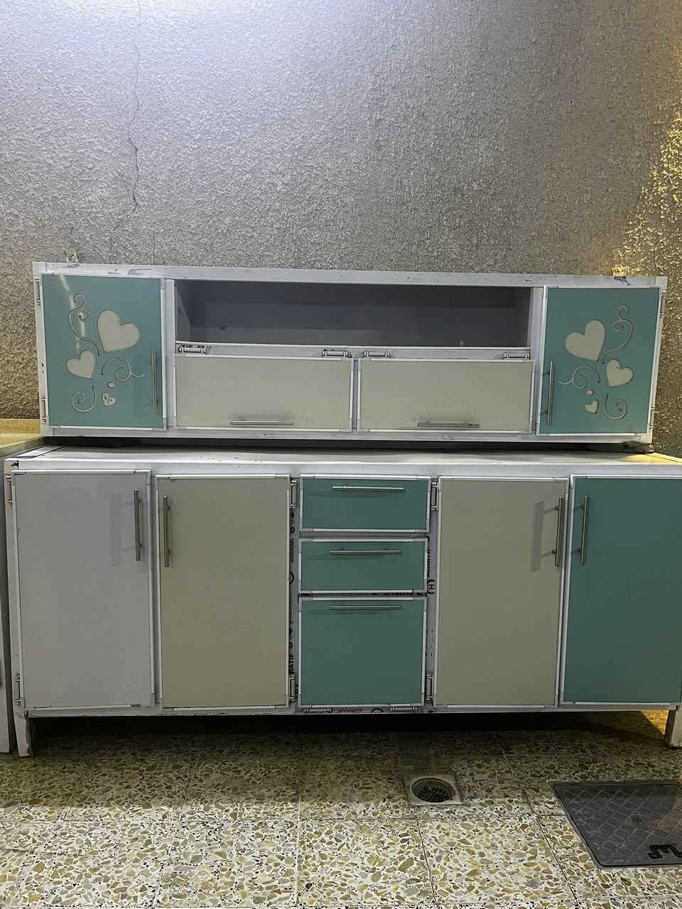 السلام عليكم كاونتر ثلاث قطع والسنك مرمر قياس الكاونتر مترين وقياس السنك متر ونص الكاونتر كلش جديد وتزكام سعره 300 الرقم ***********
