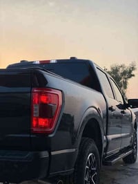 فۆرد F150 ڕەشی قەتران مواسەفات XLT V8 گێرتەیارە شاشەگەوەر دەرگا گەورە ...