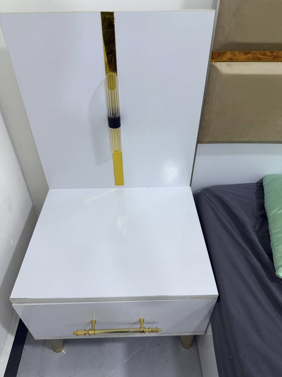 سلام عليكم للبيع  غرفه نوم 5 قطع صارلها 3 اشهر من اشتريتها السعر 450 وبيها مجال بسيط رقمي ***********
