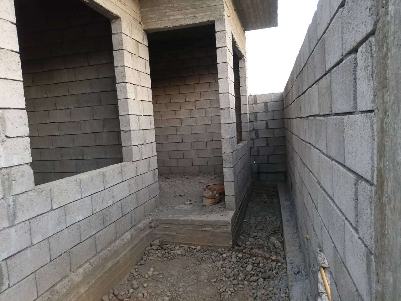 بيت هيكل للبيع 
في القوسيات على طريق تل كيف 
التقطيع جمعية اسكان تلكيف 
البيت قطعة واحدة مساحة ١٠٥ متر مسجل باسمي 
كهرب وطني ومولدة وشارع تبليط 
البناء على اساس رفت 
يصير خلف اسواق ابو يوسف 
امام منطقة غرفة تجارة 
البيت طابق واحد بينو غرفة نوم و غرفة جلوس و غرفة خطار و مطبخ و مشتمل حمام ومرافق و كراج للسيارة 
تاسيس مجاري وقسطل و بواري مي 
السعر ٤٢ مليون وبيه مجال 
الرقم ***********
