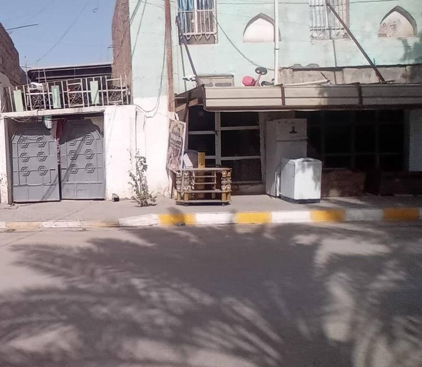 للبيع .. بيت مساحتة 311 متر
واجهة 11 متر .. نزال 25 متر .. البيت كراج طويل ووالداخل بيت مقسوم بس مو معزول /وخارج محل وبصفة محل طويل جان شقة ارضية وفوگاه شقتين .. حي السكك قرب جامع النور ..  سعر المتر رايدي بمليون دينار .. ***********
