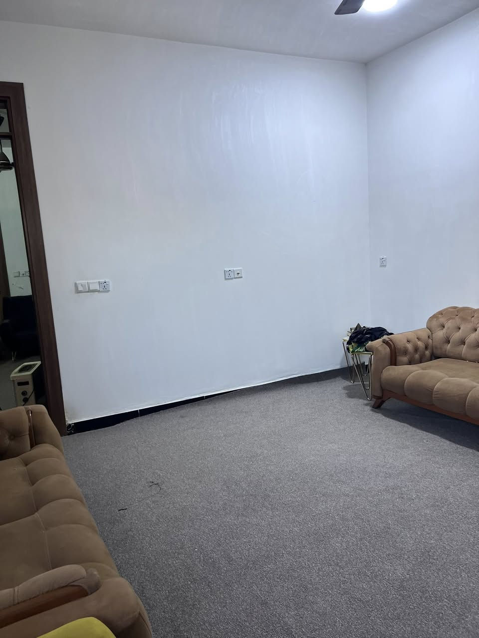 السلام عليكم
يتوفر دار سكني طابو زراعي سند 25 للبيع  مساحته 160م يحتوي على غرفتين نوم وصالة واستقبال ومجموعه صحيه داخليه وخارجيه موقعه في المسيب / سيد ابراهيم - طريق خط النفط بناء حديث بلوك وصب السقف والأساس بناء درجه اولى متوفره كل الخدمات ماء وكهرباء وتبليط السعر المطلوب للبيع. 72 مليون قابل للتفاوض للأستفسار الأتصال برقم *********** او مراسلة الصفحة
