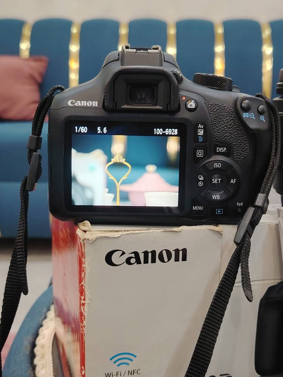 كاميرا canon 1300d 
الكاميرا بحالة الوكاله مع كل أغراضها   الشاحن الشنته الستراب  موجود صور من تصويرها لتواصل خاص او 0796277332 
المواصفات الرسمية للكاميرا كانون Canon 1300d : 
– عدد 18 ميجابكسل .
– نسبة الابعاد : 3:2 .
– نوع المعالج : DIGIC 4+ .
– العدسة : EF / EF-S .
– البعد البؤري : 1.6 من البعد البؤري الاساسي للكاميرا .
– المستشعر : CMOS .
– نوع نظام التركيز : TTL-CT-SIR .
– سرعة الغالق : 30-1/4000 ثانية .
– الشاشة بمقاس 3.0 بوصة .
– حساسة الضوء : 100 – 6400 .
– خاصية نظام لاتصوير المستمر بـ 3 صور في الثانية الواحدة .
– دقة تصوير الفيديو : 1080p ، 720p ، 480p .
– خاصية التواصل مع الشكبات الاسلكية ” Wi-Fi ” .لنقل الصور والفيديو ع الموبايل 
– خاصية الاتصال NFC .
1) (


**إذا كنت صاحب هذا الإعلان وتريد حذفه لأي سبب، رجاءا أرسل رسالة إلى الدعم الفني**
