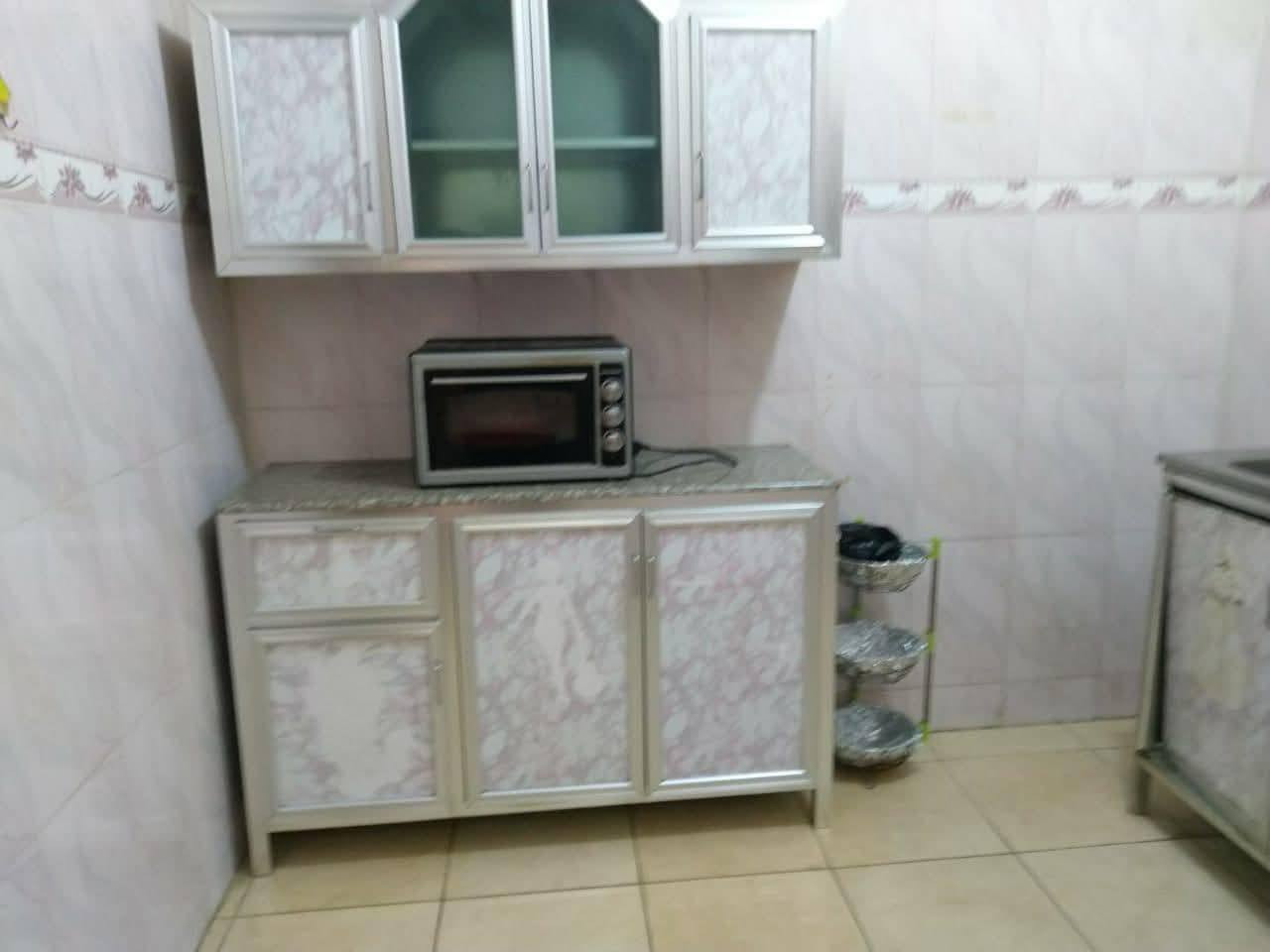 شقه طابق اول بالابله يحتوي على غرفتين وصاله ومطبخ وصحيات
سعره 400 قفل 
***********
