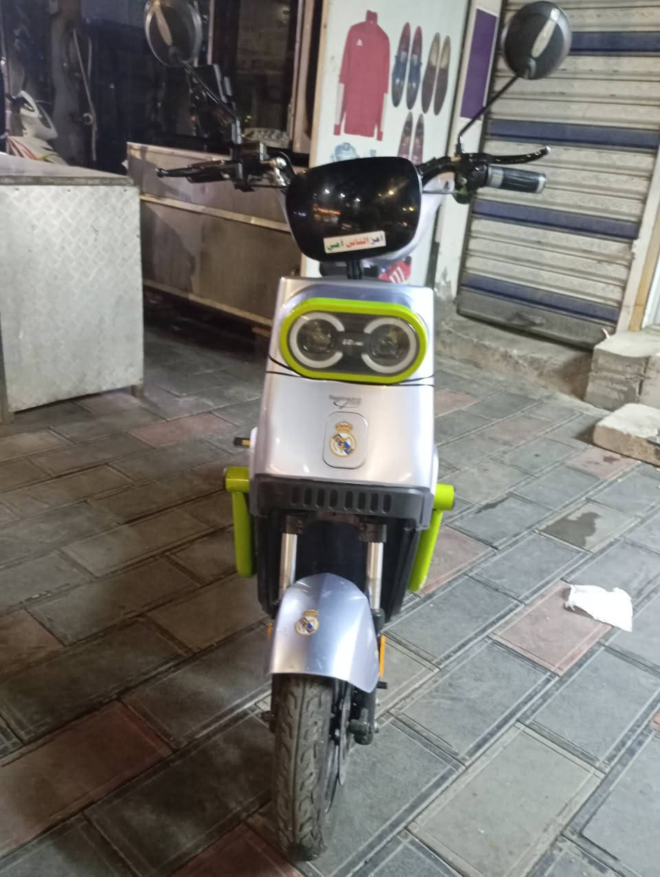 الجاملغ والدرع الخلفي موجود بس شلعته علمود اغسله
بطاريات جديدة موديل 2025 شهر 11 نوع ونلي الأصلية 
عقل جديد 2026
ملف جديد 2026
سكليتر جديد
شاشه تعرض السرعه والاعطال كلها 
سرعتها 60 بل عداد الحقيقي 40
الدراجه تمشيك بل شحنه الوحده 70 كيلو حقيقي وعل فحص
وبقية المواصفات معروفة بل شحن 
... المرايات شديت اليوم زوج جديد معليك الي بل صور تك مكسور..
السعر 250 الف مكاني بغداد شارع حيفا


**إذا كنت صاحب هذا الإعلان وتريد حذفه لأي سبب، رجاءا أرسل رسالة إلى الدعم الفني**