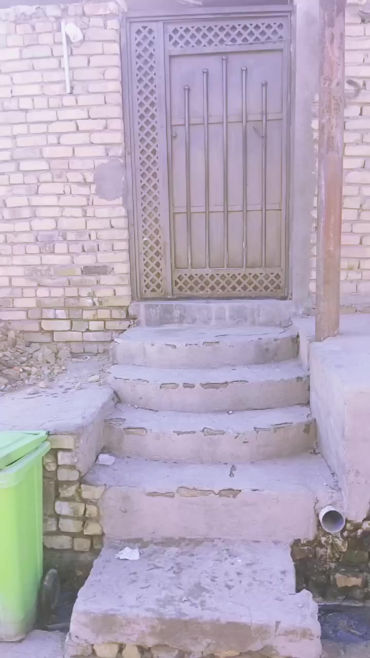 البيت للبيع
مساحة البيت 100 متر 
يتكون البيت من غرفه وصاله ومطبخ وستقبال وحمام داخلي وصحيه خارجيه 
القاط الثاني غرفه وصاله وحمام بعدهن مامسگوفات 
الموقع 
حي الكرامه خلف الحسينيه العقيلة زينب عليها السلام 
***********
