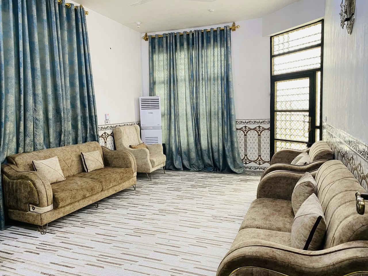 دار سكن للبيع  

معاملة التطويب بالبلدية يبعد عن الشارع ١٠٠متر متكون من غرفتين نوم و صاله و مطبخ و استقبال  مساحة البيت. ٣٢٠ متر 
الموقع بشارع حسينية حسين ناصر عبود خلف بيت سجاد حبيب الزبيدي 
للتواصل الاتصال ***********
