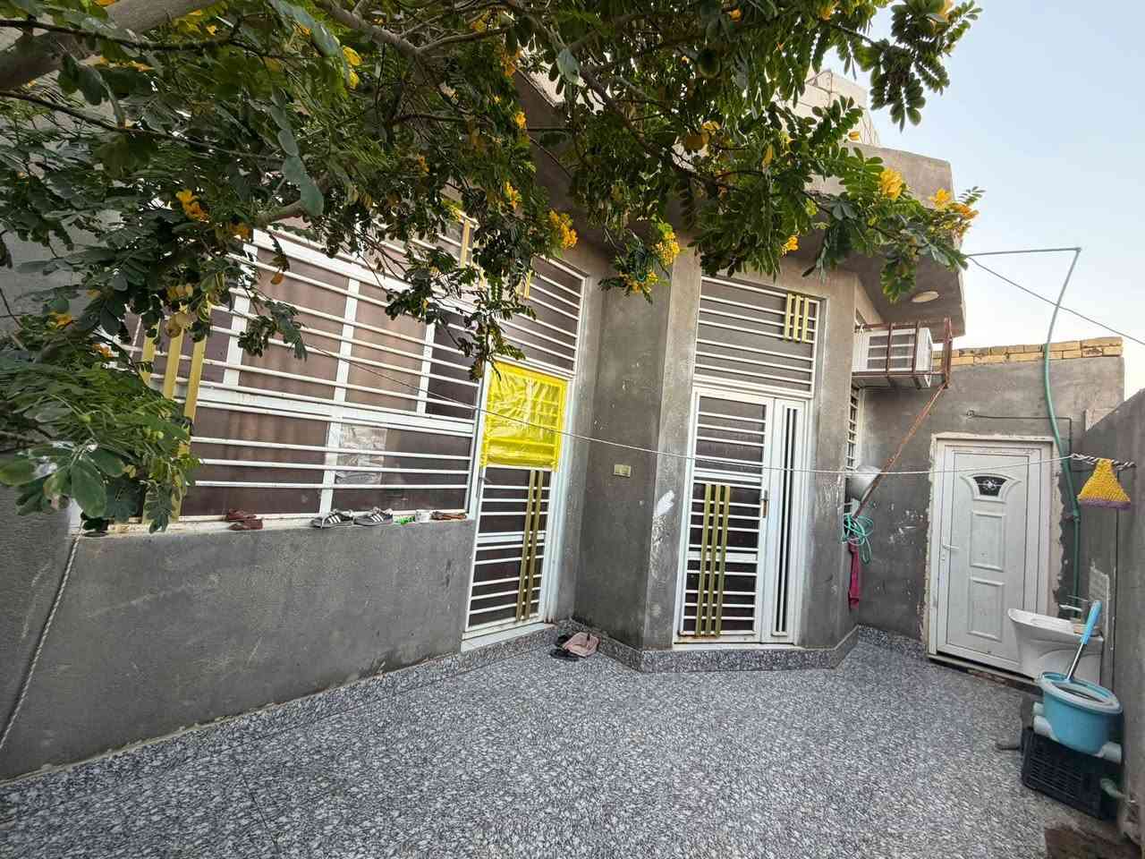 بيت زاعي للبيع المساحه 200 العنوان الصخيين شارع الرسول يبعد عن الشارع السايدين 300 متر التواصل ولستفسار مع الأرقام التالية ***********) ***********
