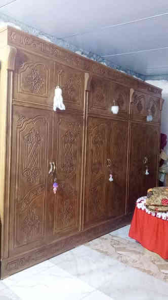 سلام عليكم غرفة اخشاب نضيفه وكامله السعر 650 وبيها مجال 
للاستفسار ***********
